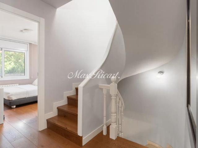 Elegante casa adosada familiar con jardín privado y piscina en Sant Just Desvern 327m2