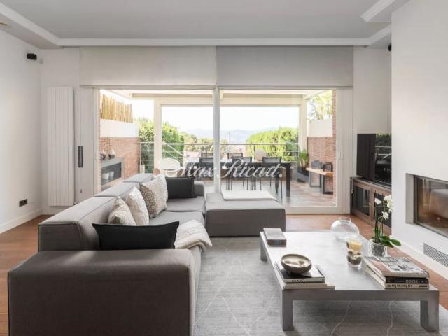 Elegante casa adosada familiar con jardín privado y piscina en Sant Just Desvern 327m2