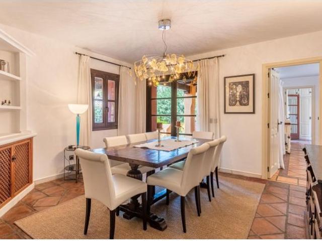 Elegante casa andaluza con vistas al golf en El Paraíso