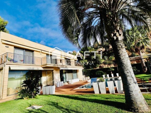 Elegante casa de lujo con vistas al mar en urbanización privada