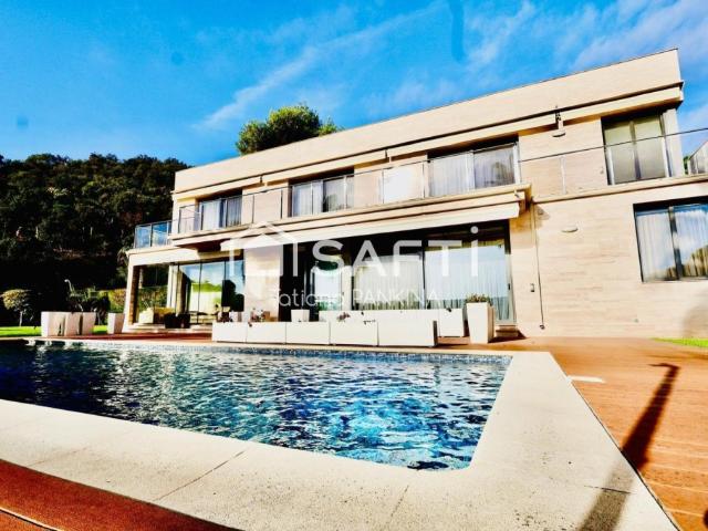 Elegante casa de lujo con vistas al mar en urbanización privada