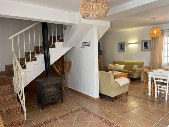 Elegante Casa de 6 dormitorios en alquiler en Istan, Málaga