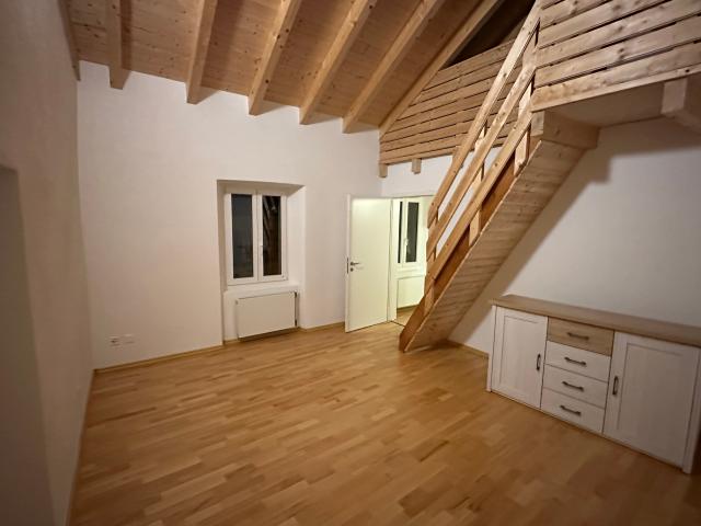 Elegante casa indipendente 5 locali con balcone ristrutturata, Riviera