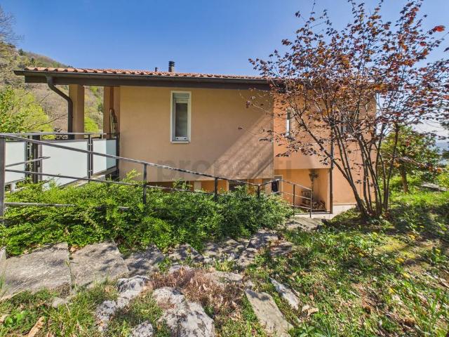 Elegante casa indipendente 6.5 locali con ampio giardino e posto auto, Breggia