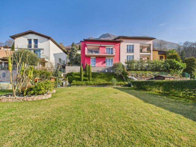 Elegante casa indipendente 6.5 locali con giardino e vista aperta a Davesco Soragno