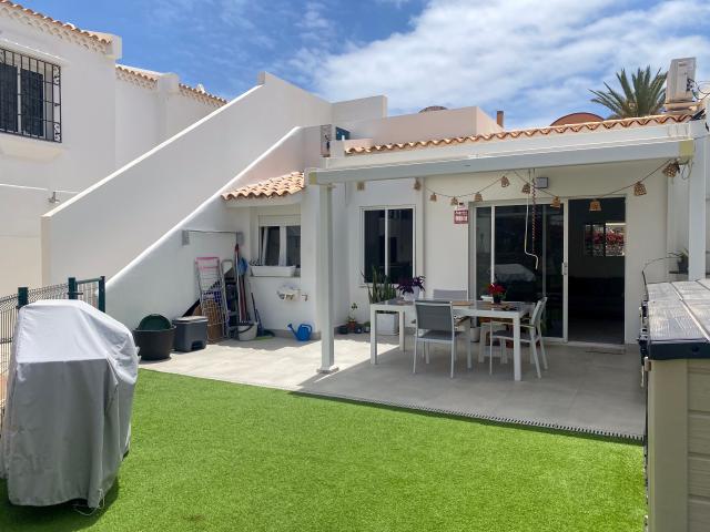 Elegante casa pareada renovada con jardín, gran terraza y piscina climatizada en el complejo