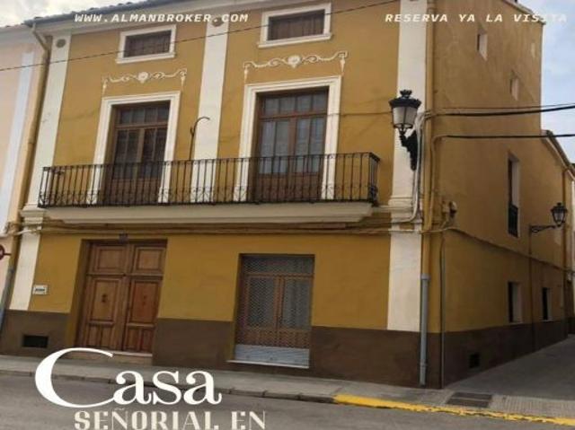 Elegante Casa Semireformada en Ayora: Oportunidad Única