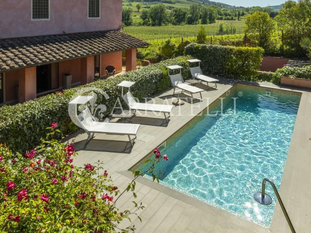 Elegante casale toscano immerso nelle dolci colline del Chia. 410m² Montespertoli