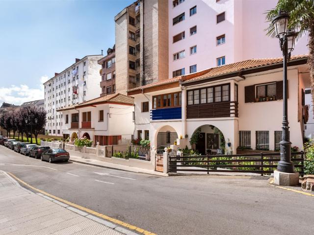 Elegante Chalet Reformado en Oviedo: Jardín, Terraza y Sótan. 170m² Oviedo