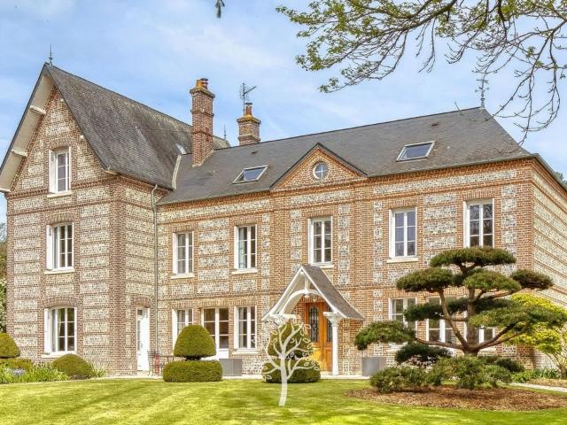 Élégante demeure normande rénovée avec parc paysager à 387m² Arques la Bataille