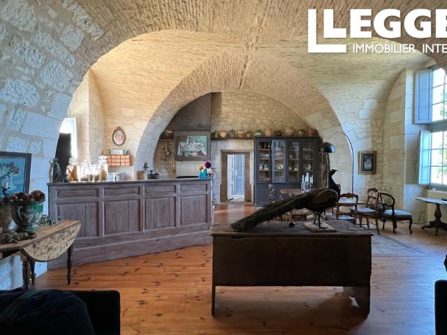 Élégante demeure du XVIIᵉ siècle avec 4 chambres, piscine et vues imprenables, au cœur d’un village artistique