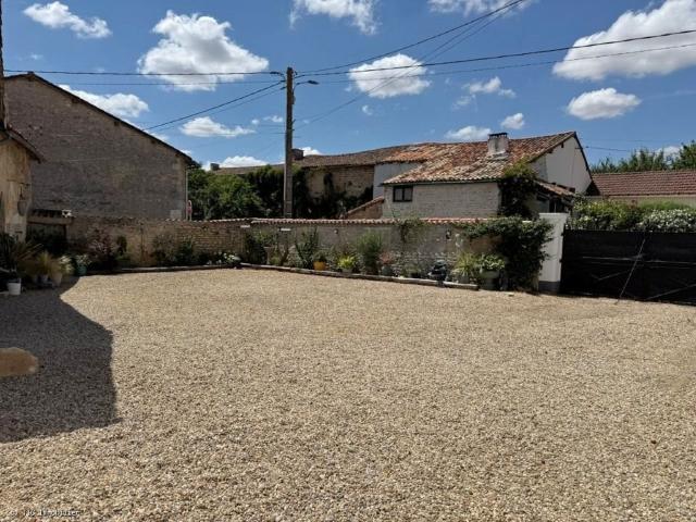Élégante Demeure De Caractère En Pierre Avec Prestations 227m² Civray