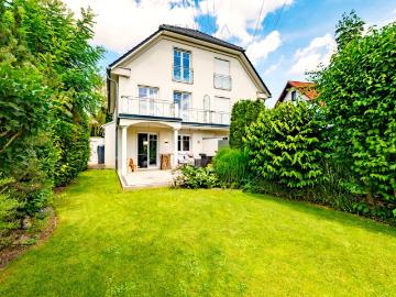 Elegante Doppelhaushälfte mit Garten – perfekt für Familien