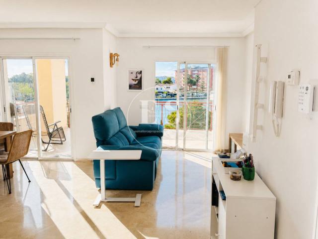 Elegante dúplex de 2 dormitorios dobles con vistas al lago, gran terraza y parking comunitario