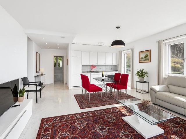 Elegante e moderno, con vista lago e piscina coperta