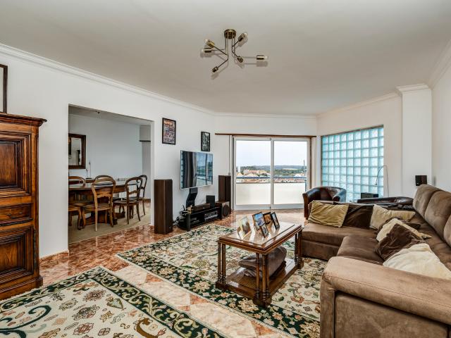 Elegante e confortável T3, com garagem fechada, em condomínio fechado e com vista privilegiada para a Serra de Sintra com um lindíssimo pôr do sol!