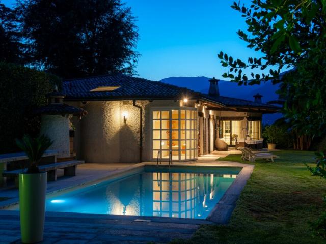 Elegante ed esclusiva villa con Ampio Giardino, Piscina e Privacy Assoluta