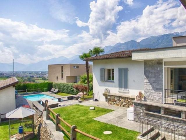 Elegante Einfamilienvilla mit 7 Zimmern und Pool in Panoramalage