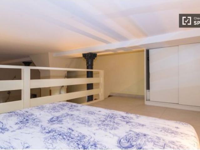 Elegante estudio con lofted con aire acondicionado y baño en alquiler en el centro de Madrid, cerca