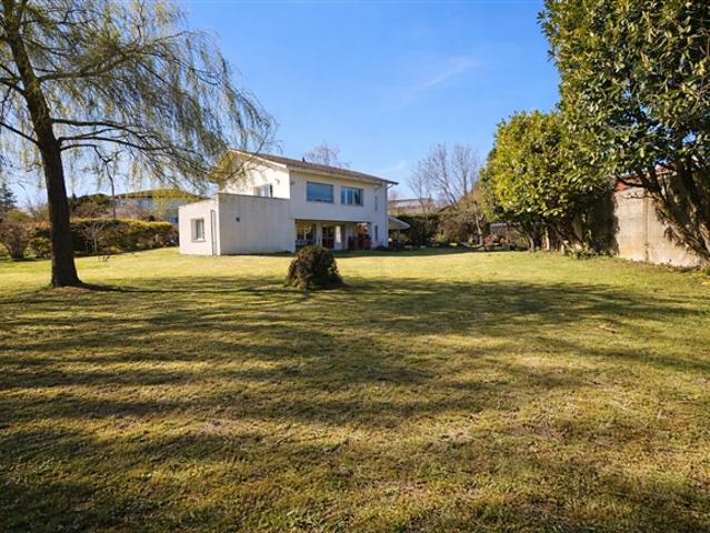 Elegante Familienvilla mit großem, flachem Garten und großem Potenzial in Founex