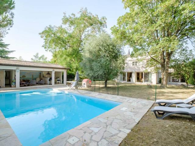 Elegante Familienvilla mit Pool und Poolhaus