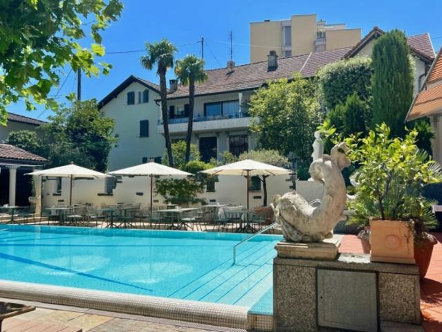 Elegante Ferienwohnung mit grosser Terrasse, Gemeinschaftspool und direktem Seezugang