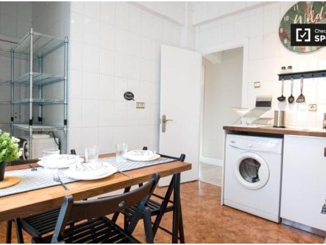 Elegante habitación con armario independiente en el apartamento de 4 dormitorios, Indautxu