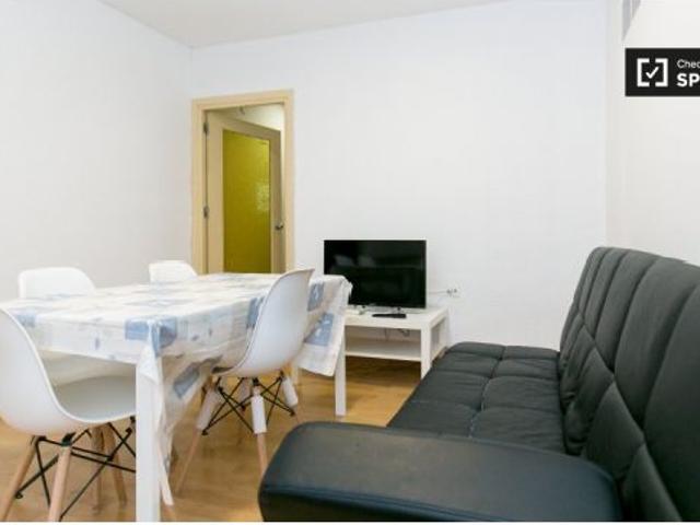 Elegante habitación con cama doble y balcón en alquiler en Centro