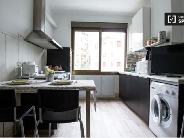 Elegante habitación con parejas permitidas en un apartamento de 3 dormitorios en Uribarri