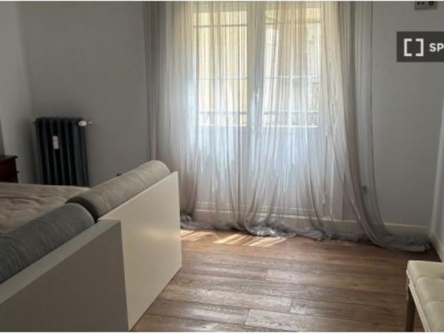 Elegante habitación en alquiler en apartamento de 3 dormitorios en Salamanca
