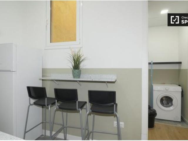 Elegante habitación en alquiler en apartamento de 4 dormitorios en El Raval