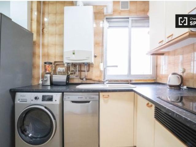 Elegante habitación en alquiler en apartamento de 5 dormitorios en Ciudad Lineal