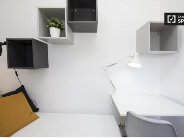 Elegante habitación en alquiler en apartamento de 5 dormitorios en Gràcia