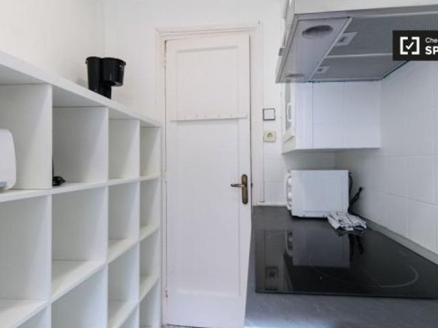 Elegante habitación en alquiler en apartamentos de 3 habitaciones en Sants