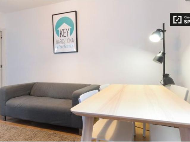Elegante habitación en alquiler en apartamentos de 3 habitaciones en Sants