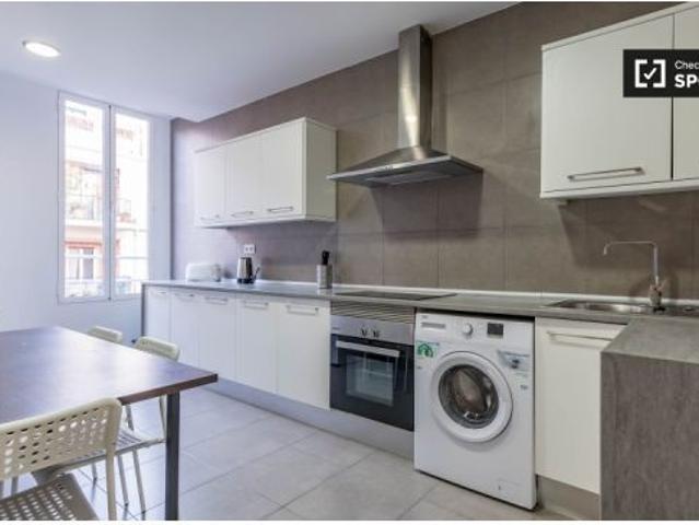 Elegante habitación en alquiler en el apartamento de 5 dormitorios en L' Eixample