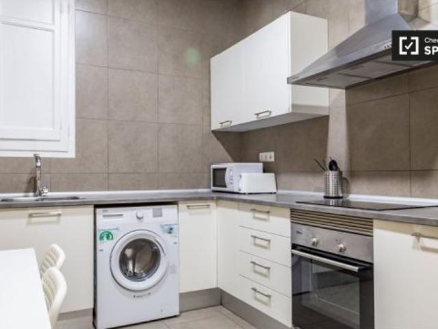 Elegante habitación en alquiler en el apartamento de 5 dormitorios en L' Eixample
