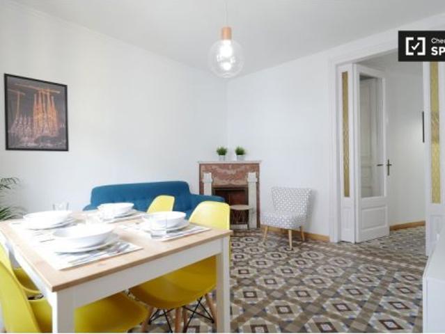 Elegante habitación en alquiler en un apartamento de 3 dormitorios en Barri Gòtic