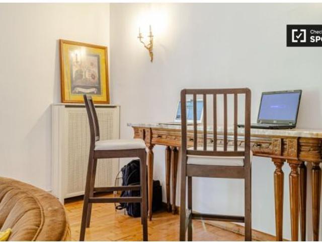 Elegante habitación en alquiler en un apartamento de 5 dormitorios en Ciutat Vella