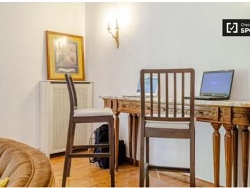 Elegante habitación en alquiler en un apartamento de 5 dormitorios en Ciutat Vella