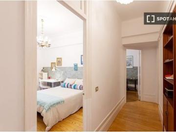 Elegante habitación en un apartamento de 7 dormitorios en Indautxu