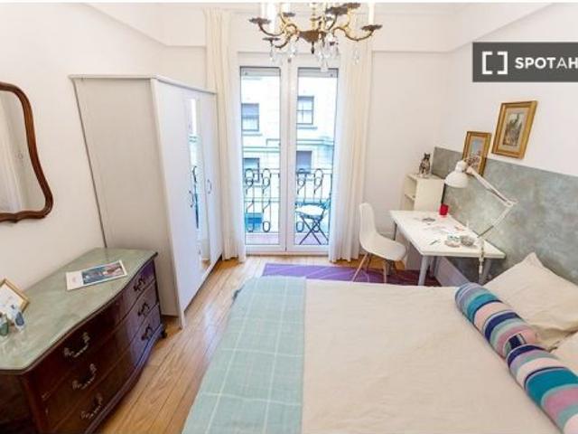 Elegante habitación en un apartamento de 7 dormitorios en Indautxu