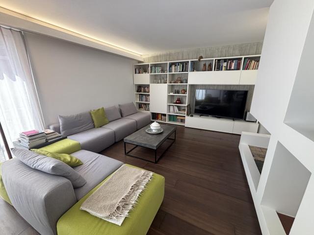 Elegante, helle 5,5 Zimmer Wohnung im 1. OG in sonniger Lage eines modernen Backsteingebäudes in Sorengo