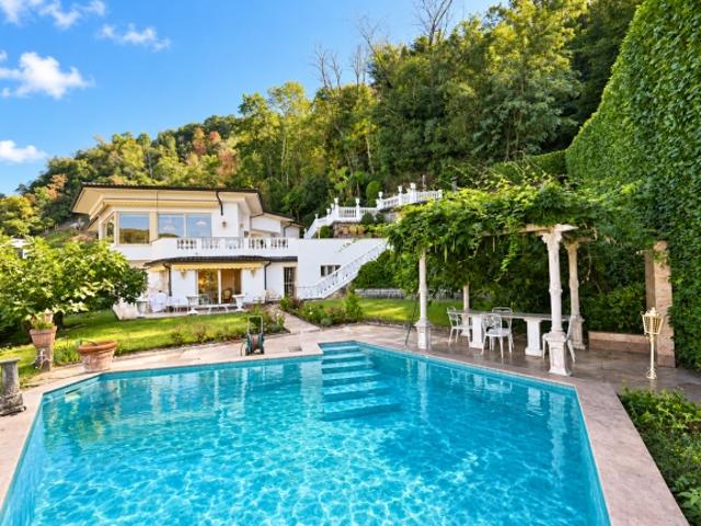 Elegante Luxusvilla mit Seeblick und beheiztem Pool