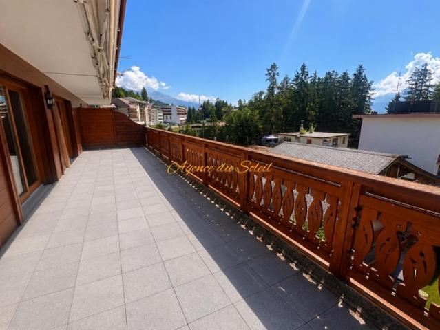 Im Herzen von Crans eine elegante Luxuswohnung mit 3,5 Zimmern und einer großen Terrasse nach Osten ausgerichtet