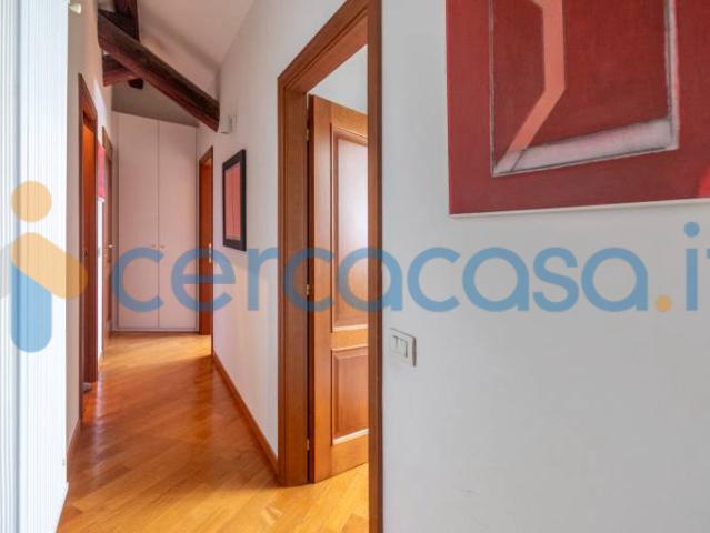 Elegante Mansarda di Charme nel Cuore della Città in Affitto