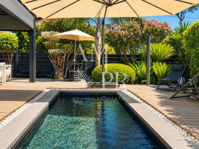 Élégante maison contemporaine de plain pied avec piscine à Mougins
