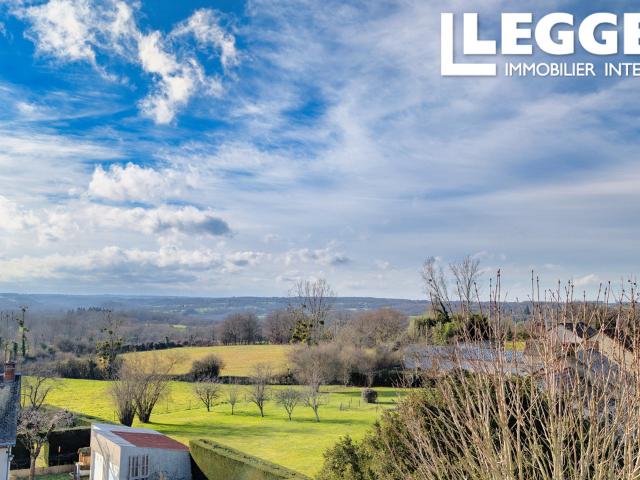 Élégante maison bourgeoise avec gîte, jardins et terrain dans un village charmant