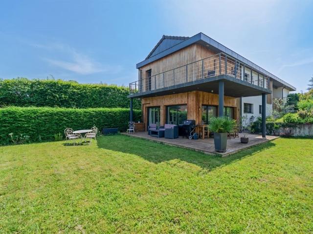 Élégante maison d?architecte sur deux niveaux, implantée sur. 145m² Messery