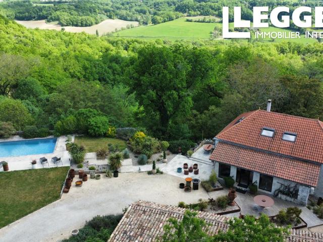 Élégante maison de 3 chambres avec piscine  gîte, située sur un terrain de 8 hectares comprenant des écuries